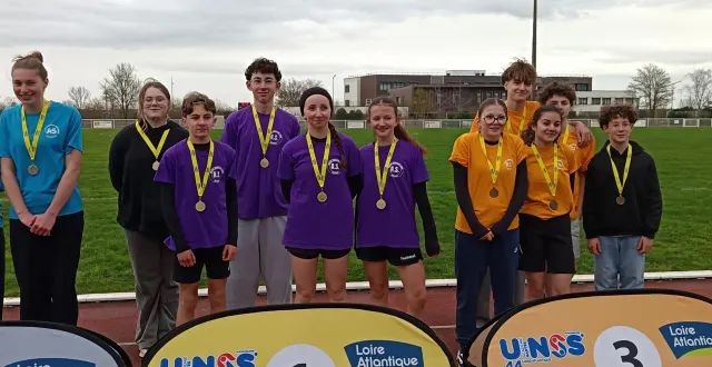 photo  le collège d’ancinnes sur les marches du podium.  &copy;  collection privée 