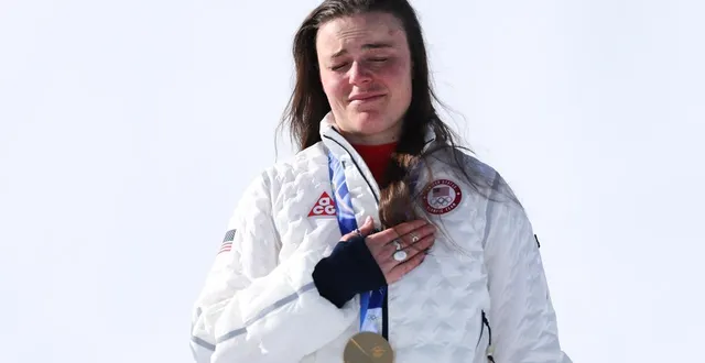 photo  la médaille d’or de la skieuse américaine s’est cassée quelques minutes après la cérémonie.  &copy;  getty images via afp 