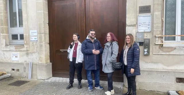 photo  devant le lycée mézeray d’argentan vers 10 h mardi 10 février, deux professeurs, une élève et une mère de famille qui avait rendez-vous, patientaient tant que le ppms était en cours.  &copy;  ouest-france 
