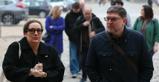 photo  les parents d’evaelle arrivent au tribunal de versailles le 9 février 2026 pour l’audience d’appel d’une professeure accusée de harcèlement après le suicide d’evaelle, une collégienne de 11 ans.  &copy;  alain jocard / afp 