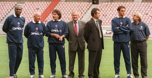 photo  nambatingue toko (à gauche), le 26 juillet 1997, au côté de jean-claude perrin, joël bats, bernard brochant, michel denisot, ricardo et claude le roy.  &copy;  gabriel bouys / afp 