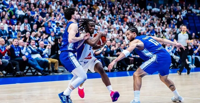 photo  adam mokoka, ici à espoo face à la finlande, le 1er décembre 2025 en qualifications à la coupe du monde 2027, fait partie des quatorze joueurs convoqués pour la prochaine fenêtre de qualification lors de laquelle les bleus viendront au mans.  &copy;  ffbb - samira lee 