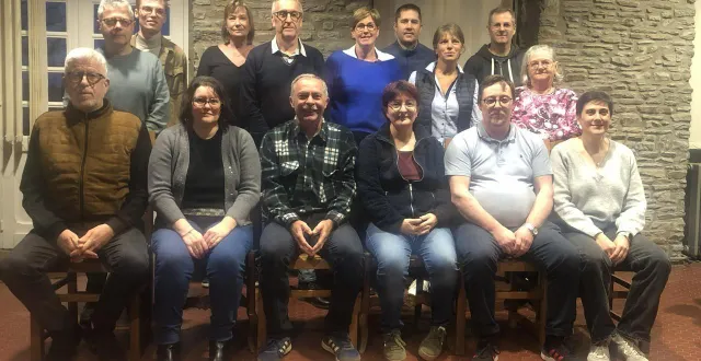 photo  au premier rang, de gauche à droite : dominique sandret, carole lissot, christian jenvrin, catherine leherquer, jean-françois calbris, maëlle guyot. au deuxième rang, de gauche à droite : éric paris, nathan chauffray, christelle fillet, michel corbin montembaux, prisca espanoche, aurélien villeneuve, aline pelluet, mickaël feret, anne-marie marais.  &copy;  ouest-france 