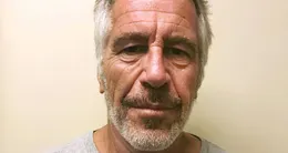 Info insolite  un turc de 55 ans explique souffrir de sa ressemblance physique avec le pédocriminel jeffrey epstein. 