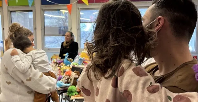 photo  les forains ont distribué des jouets aux enfants hospitalisés.  &copy;  ouest-france 