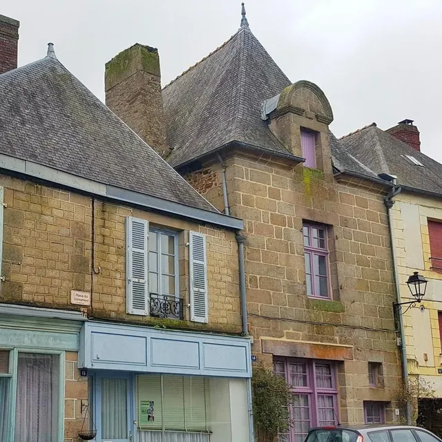 photo la demeure chevetel (au centre, à bazouges-la-pérouse (ille-et-vilaine)., vient d’être rénovée grâce à la fondation du patrimoine.  ©  ouest-france