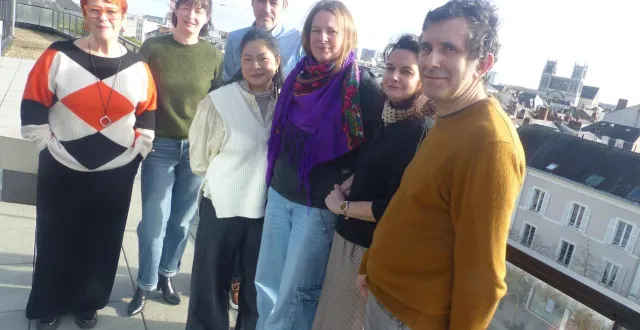 photo  isabelle leygue (à gauche), responsable de la collégiale saint-martin, et, au premier plan, julien verdrenne, président de mask noir, avec les libraires d’angers.  &copy;  ouest-france 