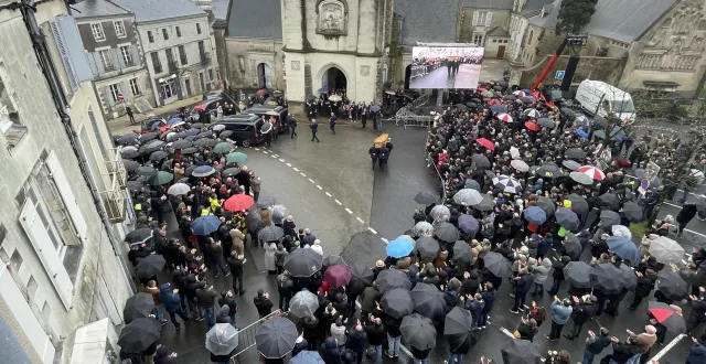 photo  environ 2 000 personnes ont assisté au dernier hommage à marcel braud, fondateur de manitou, ce mardi 10 février à ancenis.  &copy;  ouest-france 