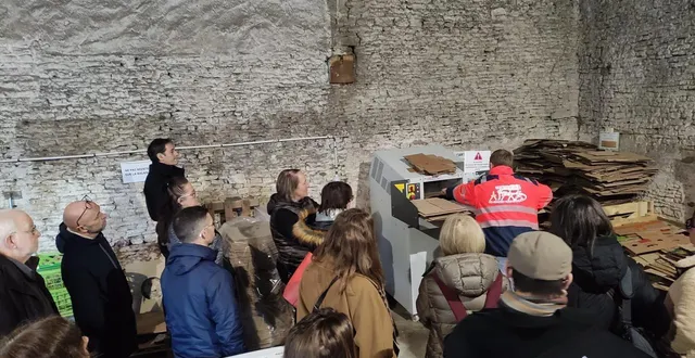 photo  les visiteurs lors de la démonstration de broyage de cartons, au nouvel atelier de l’aipaa.  &copy;  ouest-france 
