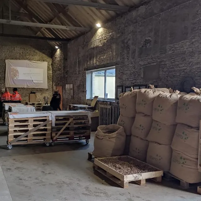 photo les sacs de copeaux, prêts à être expédiés.  ©  ouest-france