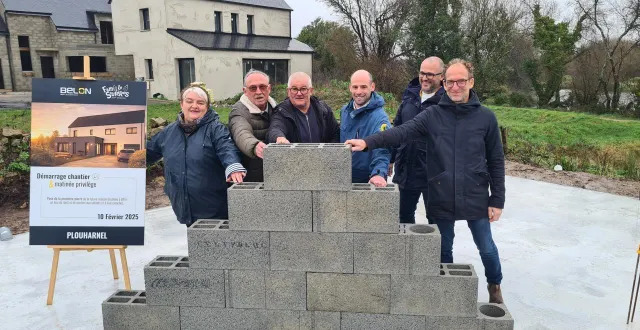 photo  à plouharnel (morbihan), la première pierre de la future maison de l’association familles sourires a été posée, avec l’entreprise constructions du belon. de gauche à droite : christelle bellego, ghislain berg, rené erdeven, de famille sourires ; antoine le manchec, cyril aguffe et laurent stratten, de constructions du belon.  &copy;  ouest france 