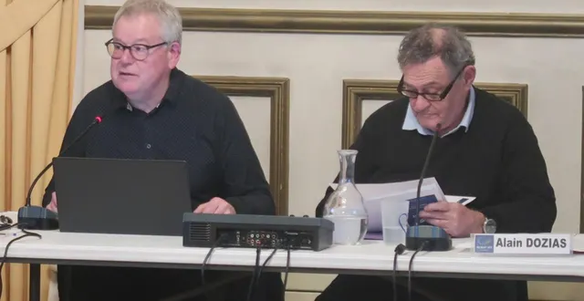 photo  beaufort-en-anjou, le 9 février 2026. premier adjoint en charge des finances, rémi godard, ici aux côtés du maire alain dozias, a présenté son dernier rapport d’orientations budgétaires.  &copy;  co - agathe le nueff 