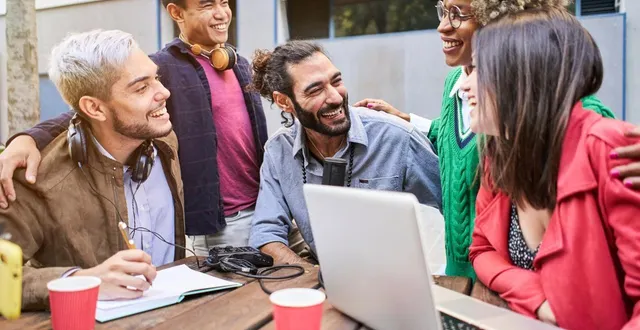 photo  les tâches administratives se traitent dorénavant à plusieurs lors de soirées dédiées.  &copy;  photo : carlos barquero perez/istockphoto 