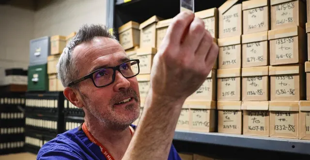 photo  le gastro-entérologue kevin monahan examinant des échantillons dans une réserve de l’hôpital st mark de londres.  &copy;  photo : adrian dennis / afp 