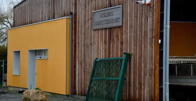 photo  dans leur fuite, les deux voleurs ont défoncé le portail des ateliers municipaux de coulon. le tout sous l’œil des caméras de vidéosurveillance.  &copy;  co - marie delage 