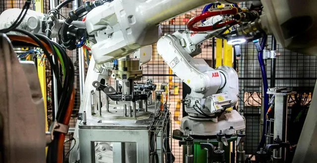 photo  la direction de renault le mans promet de faire appel au volontariat pour constituer l’effectif de sa nouvelle ligne de production consacrée à la conception de drones pour l’armée.  &copy;  photo le maine libre - yvon loué 