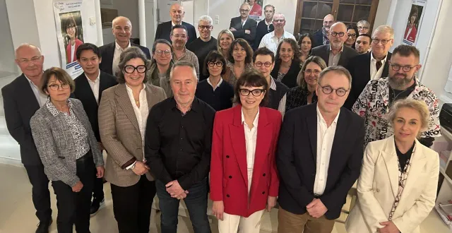 photo  cholet, mardi 10 janvier. la candidate sophie lacharlotte, ici en veste rouge, au milieu de ses colistiers.  &copy;  co - freddy reigner 
