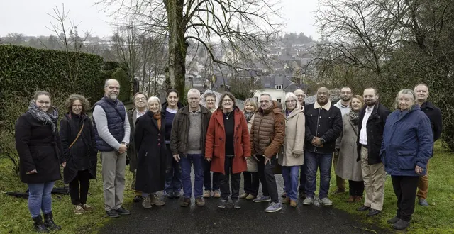 photo  martine vallois-pernas (au centre manteau rouge) mène la liste saint-calais : agir ensemble.  &copy;  martine vallois 