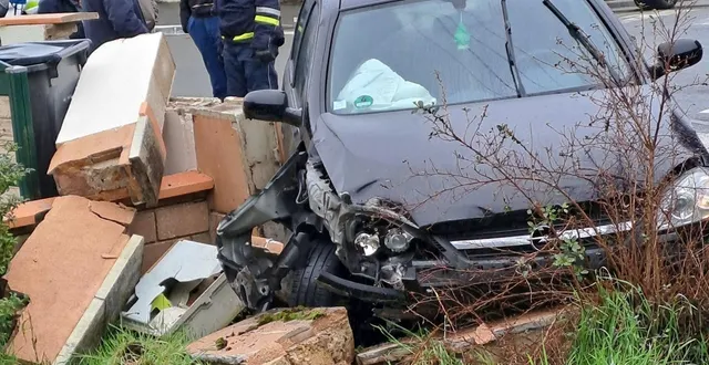 photo  la voiture a tout détruit sur son passage, sans blesser personne.  &copy;  dr 
