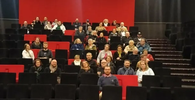 photo  bénévoles, donateurs, élus associations et partenaires réunis samedi soir pour inaugurer les nouveaux sièges du cinéma le scénario.  &copy;  ouest-france 