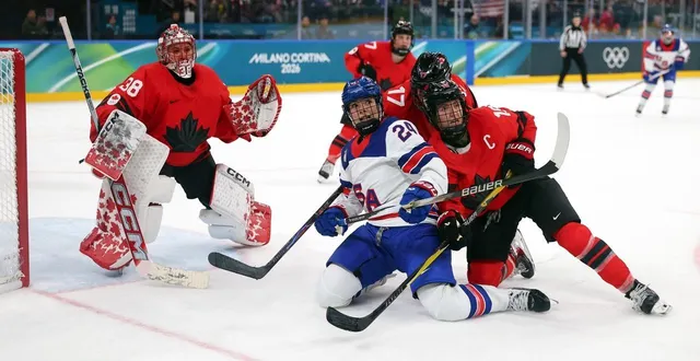 photo  le choc tant attendu a tourné à l’humiliation : les hockeyeuses canadiennes ont été surclassées 5-0 par leurs grandes rivales américaines.  &copy;  gregory shamus / afp 