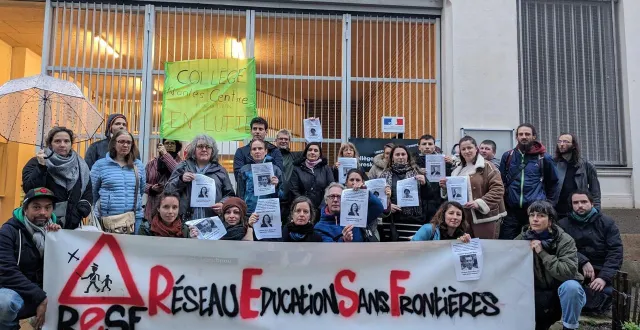 photo  parents d’élèves et enseignants du collège floreska-guépin à nantes se mobilisent pour demander des solutions pour sept familles sans logement.  &copy;  ouest-france 