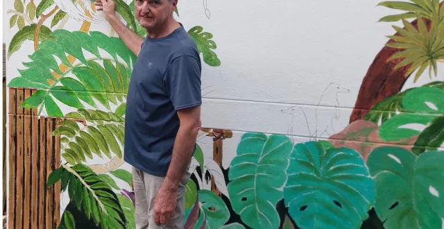 photo  christian pinon achevant une fresque sur la luxuriance végétale au cœur de la namibie.  &copy;  christian pinon 