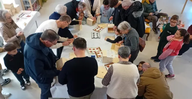 photo  samedi, la bibliothèque maison-rouge a accueilli pour quelques heures différents ateliers intergénérationnels. de la fabrication de nichoirs, qui a connu un vif succès, à la rencontre avec les associations de protection animalière comme le refuge de l’arche ou encore une patte dans la main, chacun(e) a pu profiter de cette semaine de sensibilisation au développement durable et à la faune.  &copy;  ouest-france 