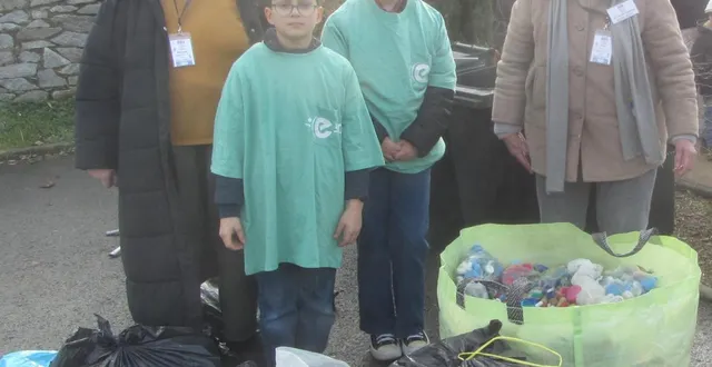 photo  deux des quatre enfants écodélégués de l’école posent avec les responsables des bouchons de l’espoir 49 devant la collecte.  &copy;  ouest-france 