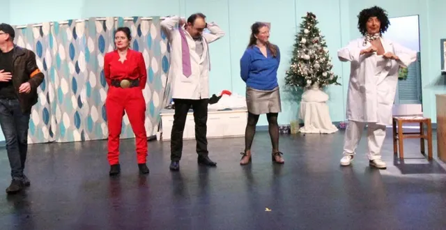 photo  la troupe du pont-d’ardoise avec, en rouge, la metteure en scène, carole galisson.  &copy;  le pont-d’ardoise 