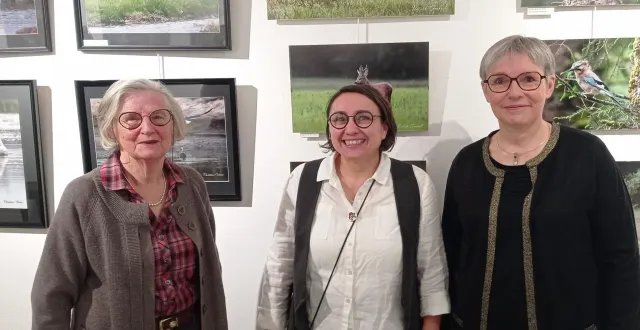 photo  marie-ange piet, photographe à l’origine de cette exposition, avec à ses côtés claire brisard et christine vivier, qui présentent leurs photographies animalières.  &copy;  ouest-france 