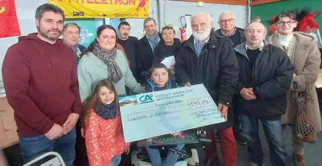 photo  denis schweitzer et nathalie davaine, aidés par patrick fournier et des bénévoles, ont organisé un vide-greniers caritatif, qui a permis d’offrir 150 € au téléthon, représenté par yves jeanne, et 150 € à nohan, atteint de la myopathie de duchenne, à gauche avec ses parents solène et anthony paris.  &copy;  ouest-france 