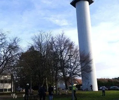 photo  lors des portes-ouvertes, samedi, certains visiteurs ont pu s’initier à la descente de la tour, généralement réservée pour les étudiants en filière éolienne.  &copy;  ouest-france 