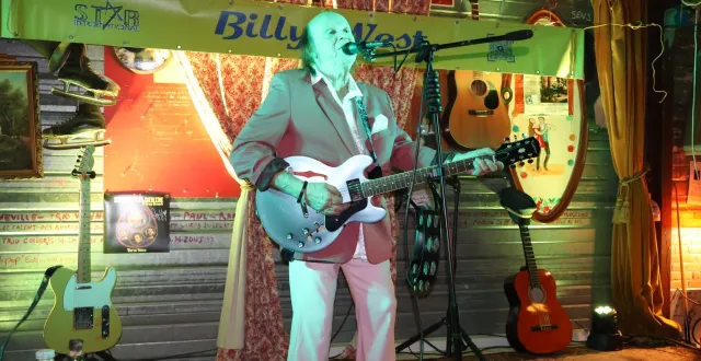 photo  le broc café était bondé, samedi soir, pour le show de billy west. l’artiste, à la voix suave et à l’accent britannique, a enchaîné les tubes des années 1960 à 1980. un répertoire teinté de chansons d’amour, « pour une saint-valentin avant l’heure », comme il s’en est amusé.  &copy;  ouest-france 