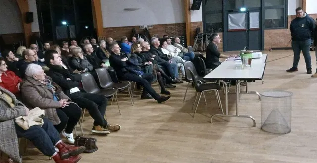 photo  l’entreprise miel jolivet lemoine a échangé avec les écomméens. au sol, un piège qu’ils ont fabriqué.  &copy;  ouest-france. 