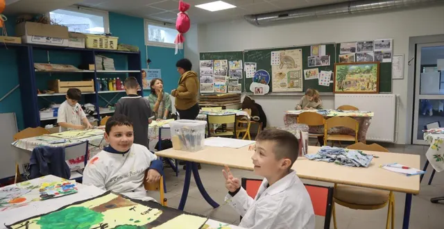 photo  la classe de cm1 d’anita lemot en plein atelier d’arts plastiques sous la direction de séverine lièvre. participent également à ce projet les classes de cécile alligand et d’emmanuelle candide-wzorek.  &copy;  co 