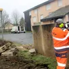photo  l’enlèvement de certaines clôtures et des deux murs près du portail d’accès est en cours de réalisation. 
