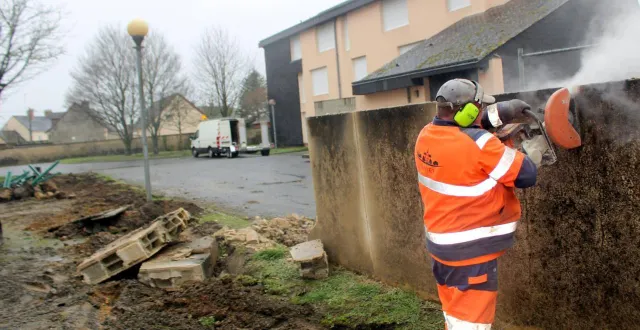 photo  l’enlèvement de certaines clôtures et des deux murs près du portail d’accès est en cours de réalisation.  &copy;  le maine libre 