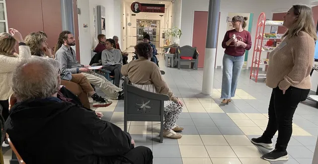 photo  emma scalesse et sophie charteau présentent le fonctionnement d’un collectif contre l’isolement.  &copy;  le maine libre 