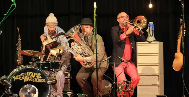 photo  messieurs messieurs, trois drôles de personnages qui déballent leur bric-à-brac musical.  &copy;  messieurs messieurs 