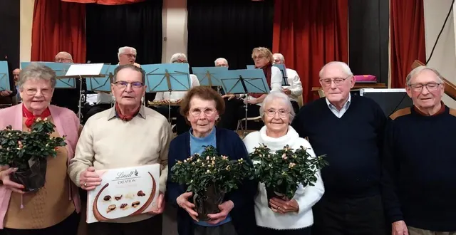 photo  les nciens présents ont reçu fleurs et chocolats.  &copy;  le maine libre 