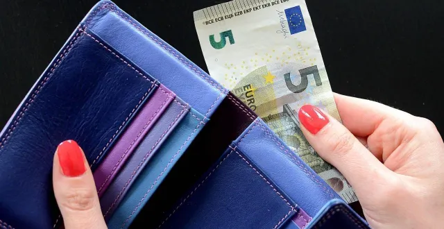 photo  la ville de cholet (maine-et-loire) va se servir de l’argent des objets trouvés pour subventionner « les plus fragiles ».  &copy;  archives ouest-france 