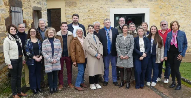 photo  de gauche à droite : maryse redureau, françois ogier d’ivry, katia derouin, michel ahier, vincent farges, théo olivier, valérie huart, camille veaudor, bernard tronchet, thierry nore, jean rené derouet, audrey revaud, stéphane delaite, alison lefevre, sabrina anger, marie bodet, pierre melot, michèle bonraisin. fabien blondeau et bruno chorin sont absents.  &copy;  ouest-france 