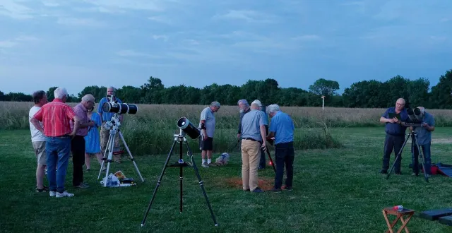 photo  en juin 2025, à la bohalle, un groupe d’adhérents de ciel d’anjou en train de préparer leurs instruments pour observer le ciel nocturne.  &copy;  ciel d’anjou 