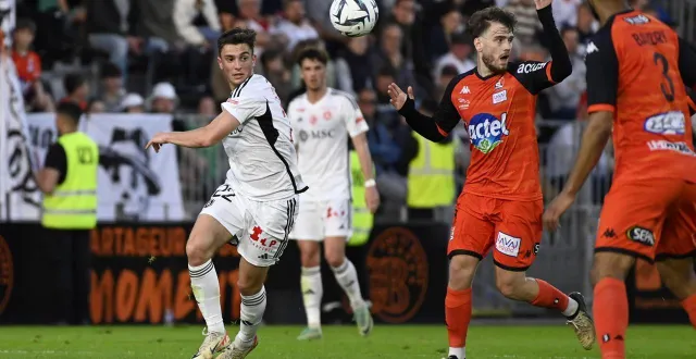 photo  avec sept passes décisives à son compteur actuellement, l’annécien clément billemaz (à gauche) est le meilleur passeur de ligue 2.  &copy;  archives david ademas / ouest-france 