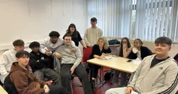 actu cin&eacute;ma  bénédicte pagnot (au centre) a animé des ateliers d’écriture, ce lundi 9 et ce mardi 10 février 2026, au lycée fulgence-bienvenüe, à loudéac. ici, une partie de la classe de 1re pro mcv travaille sur son futur documentaire. 