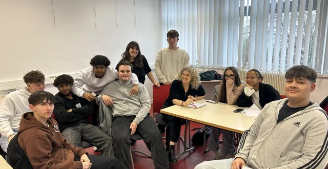 photo  bénédicte pagnot (au centre) a animé des ateliers d’écriture, ce lundi 9 et ce mardi 10 février 2026, au lycée fulgence-bienvenüe, à loudéac. ici, une partie de la classe de 1re pro mcv travaille sur son futur documentaire.  &copy;  ouest-france 