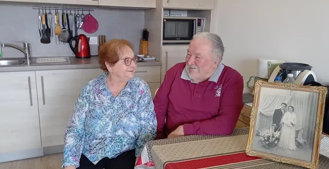 photo  jeannick et marcel fusil dans leur cuisine le 9 février 2026, devant la photo de leur mariage le 27 septembre 1958  &copy;  ouest-france 