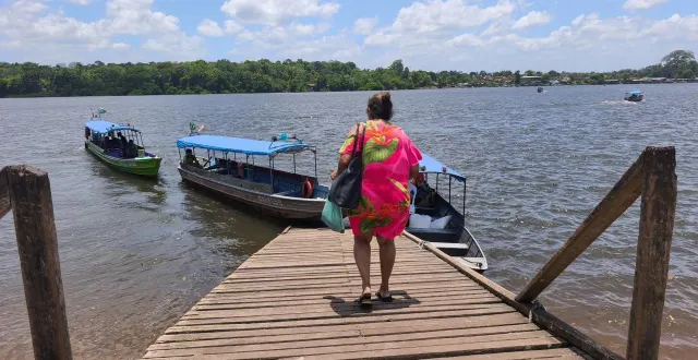 photo  le quai d’embarquement des pirogues à saint-georges de l’oyapock. en face, c’est le brésil et la ville d’oiapoque. chaque jour, des centaines de personnes traversent le fleuve qui fait office de frontière depuis seulement 1900.  &copy;  valérie parlan 