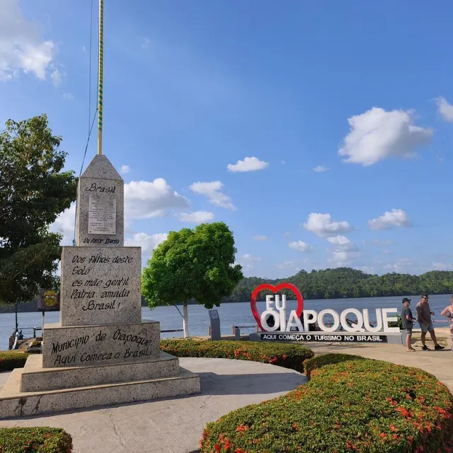 photo « ici commence le brésil » annonce la ville d’oiapoque juste en face de saint-georges. les touristes français sont de plus en plus nombreux à séjourner dans cette région de l’amapa.  ©  valérie parlan
